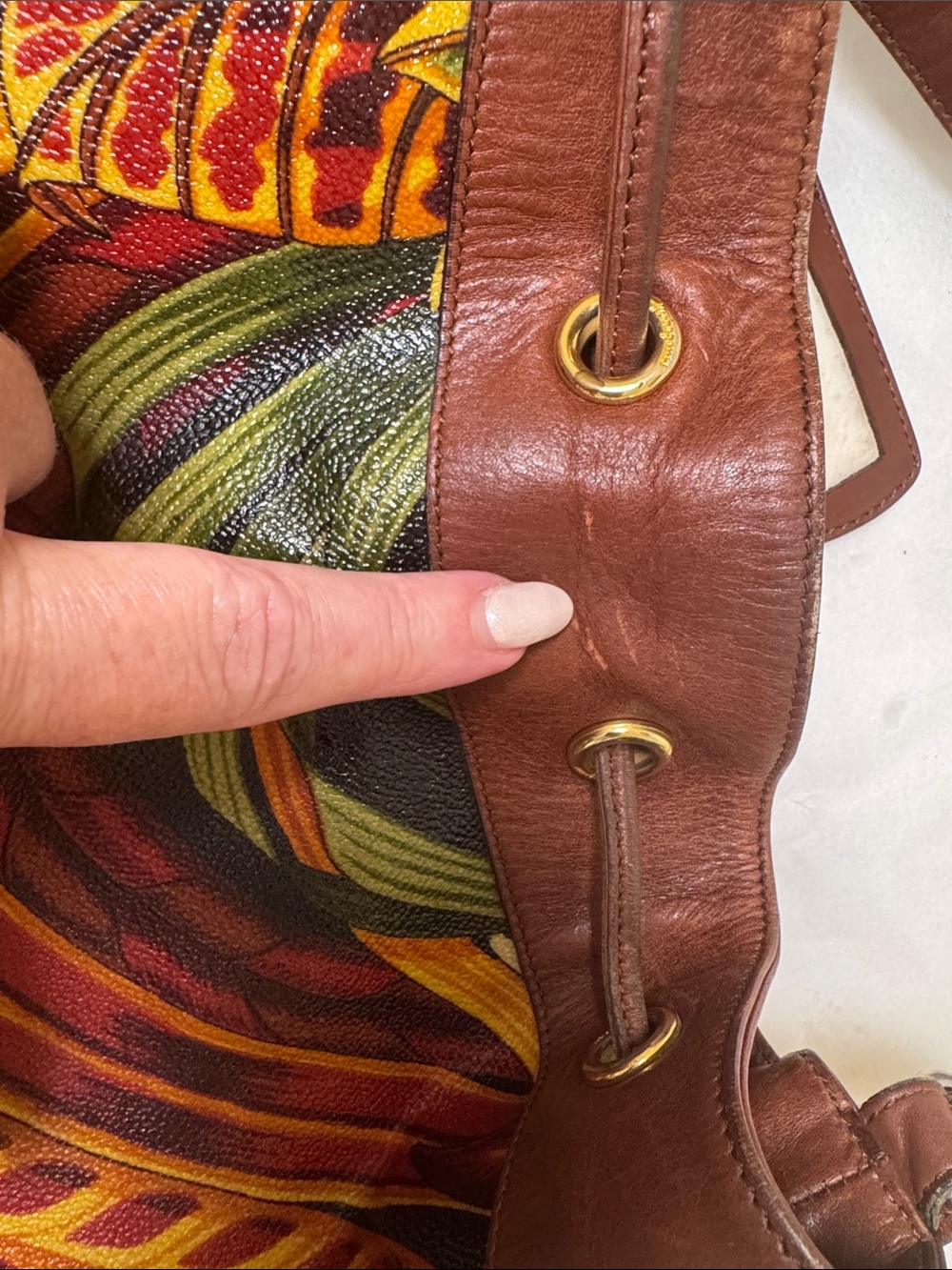 Salvatore Ferragamo tropical flower print gold hardware drawstring bag - Picture 4 of 15